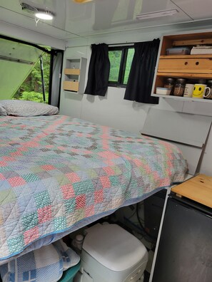 1 bedroom, bed sheets