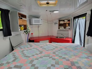 1 bedroom, bed sheets