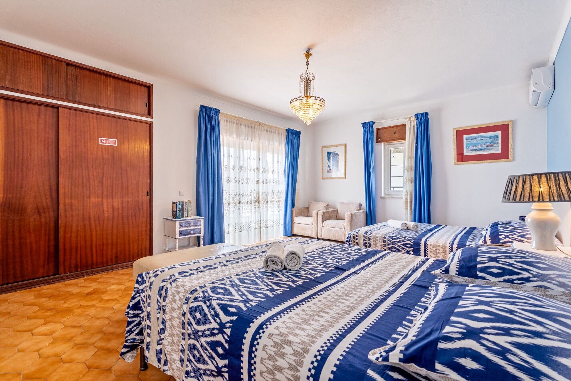 4 bedrooms, iron/ironing board, WiFi, bed sheets