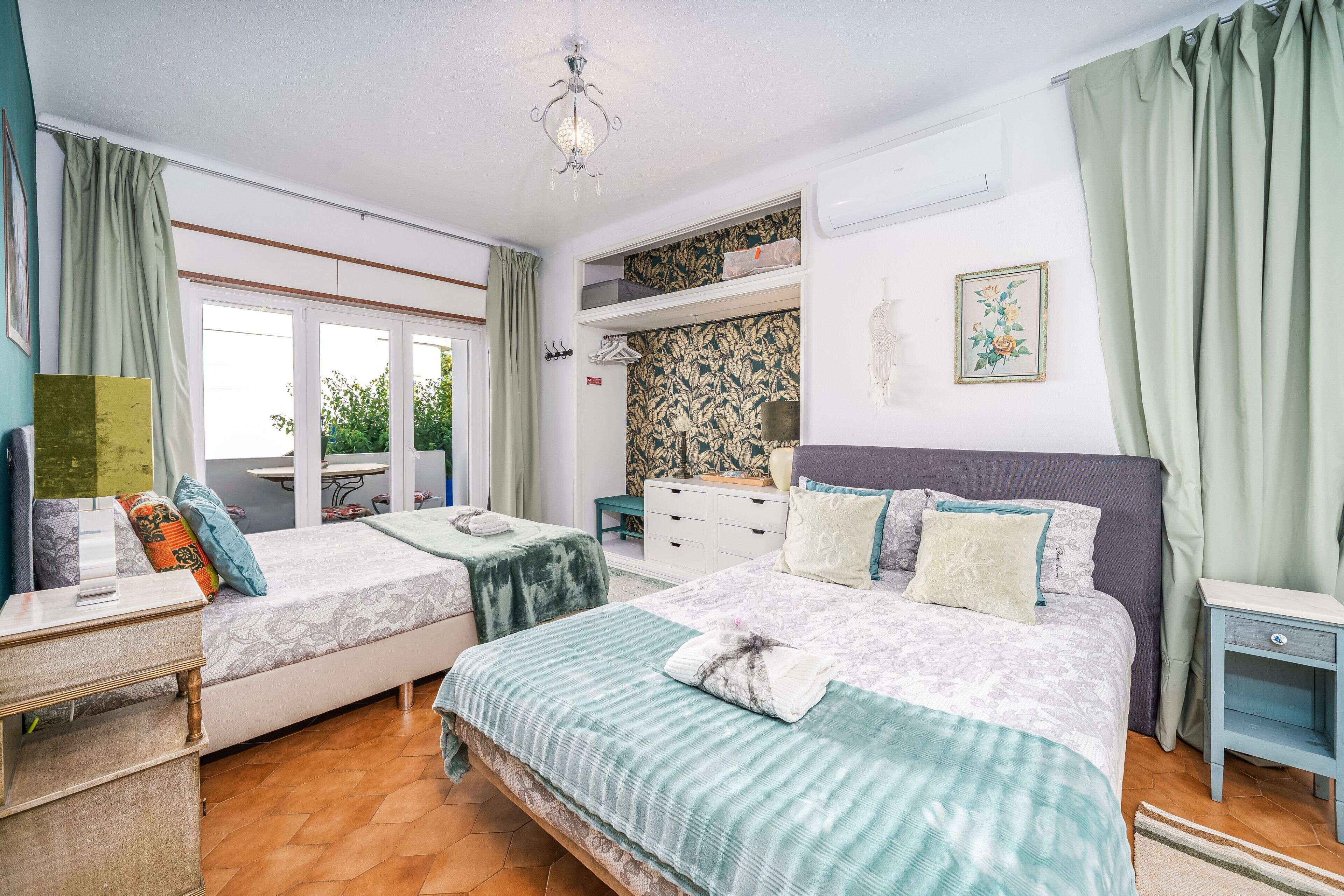 4 bedrooms, iron/ironing board, WiFi, bed sheets