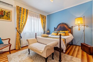 4 bedrooms, iron/ironing board, WiFi, bed sheets