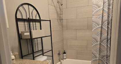 Private Cottage Pad - Weekly or Monthly