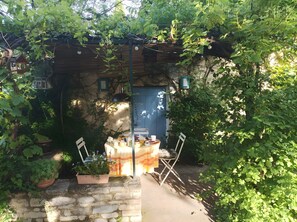 Outdoor dining - Bed and Breakfast 'Chambre' with Private Terrace, Shared Garden and Wi-Fi (Saint-Étienne-les-Orgues)
