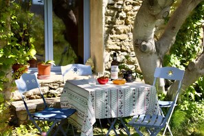 Outdoor dining - Bed and Breakfast 'Chambre' with Private Terrace, Shared Garden and Wi-Fi (Saint-Étienne-les-Orgues)