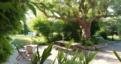 Bed and Breakfast 'Chambre' with Private Terrace, Shared Garden and Wi-Fi