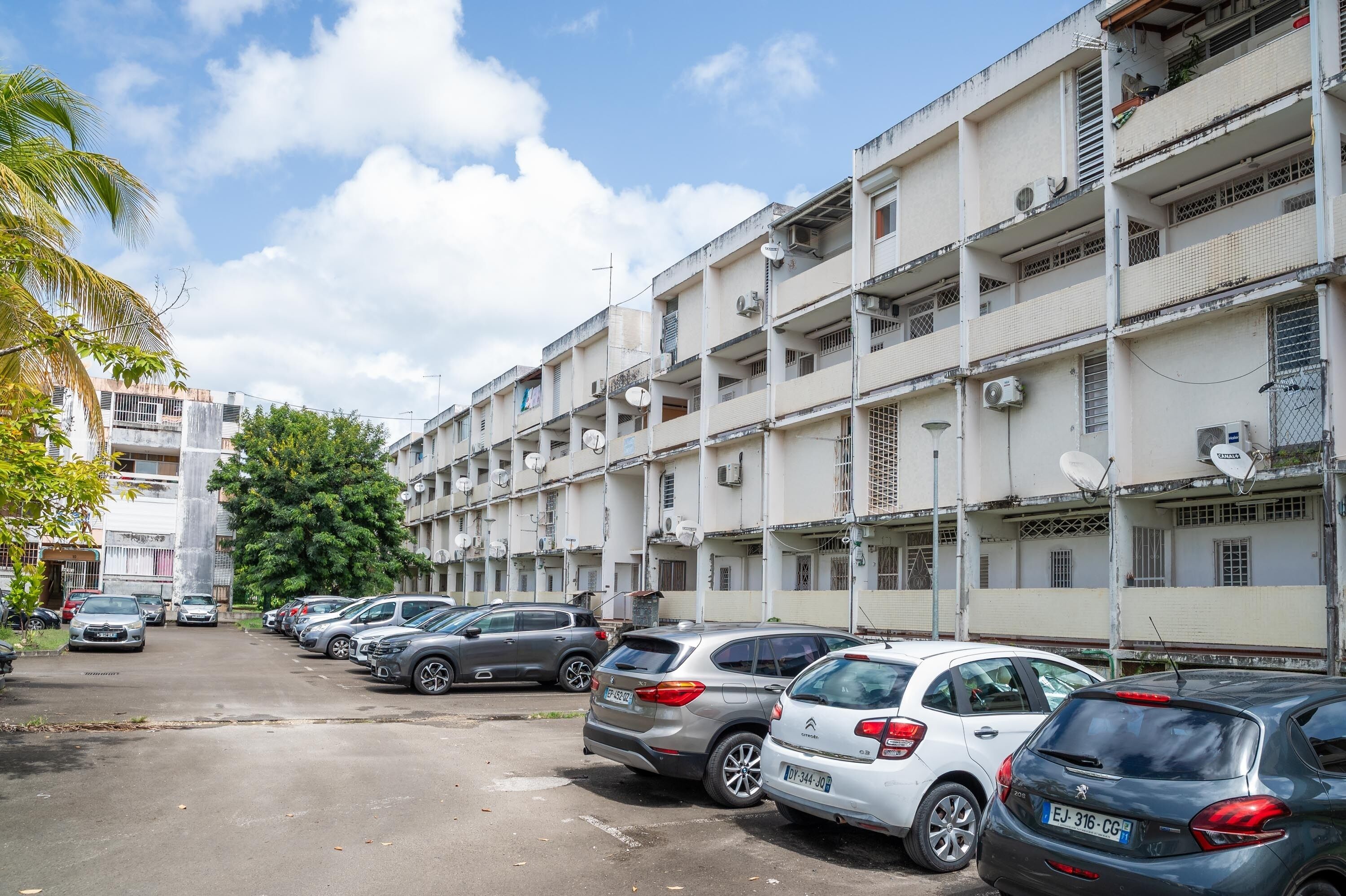 Un parking à plusieurs étages où sont garées plusieurs voitures.