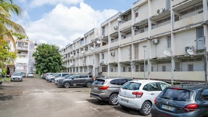 Un parking à plusieurs étages où sont garées plusieurs voitures.
