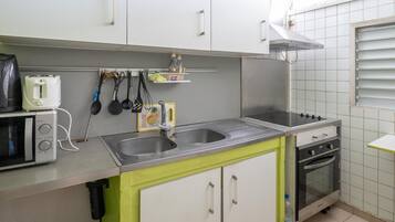 Réfrigérateur, micro-ondes, four, cafetiÚre/bouilloire