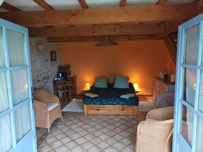 1 bedroom, WiFi, bed sheets - Bed and Breakfast 'Chambre' with Shared Terrace, Shared Garden and Wi-Fi (Saint-Étienne-les-Orgues)