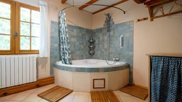 Douche, sèche-cheveux, serviettes fournies
