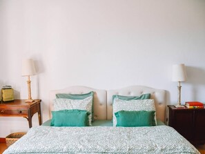 5 habitaciones, tabla de planchar con plancha, wifi y ropa de cama 