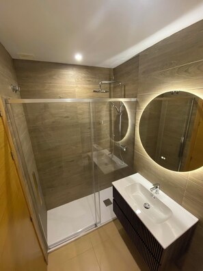 Hair dryer, towels, soap, toilet paper - Casa de Carlitos, 2-bed apartment with large terrace overlooking golf views (Roldán)