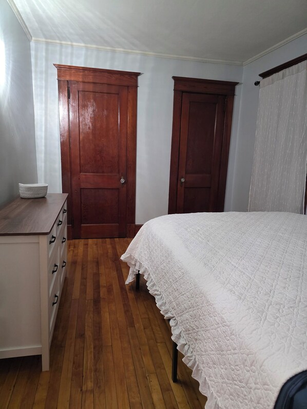 2 bedrooms, internet, bed sheets