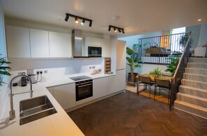 Micro-ondes, four, plaque de cuisson, lave-vaisselle