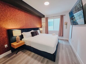 3 室のベッドルーム、デスク、アイロン / アイロン台、旅行用ベビーベッド