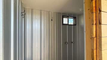 Ducha, cabezal de ducha tipo lluvia, toallas y jabón