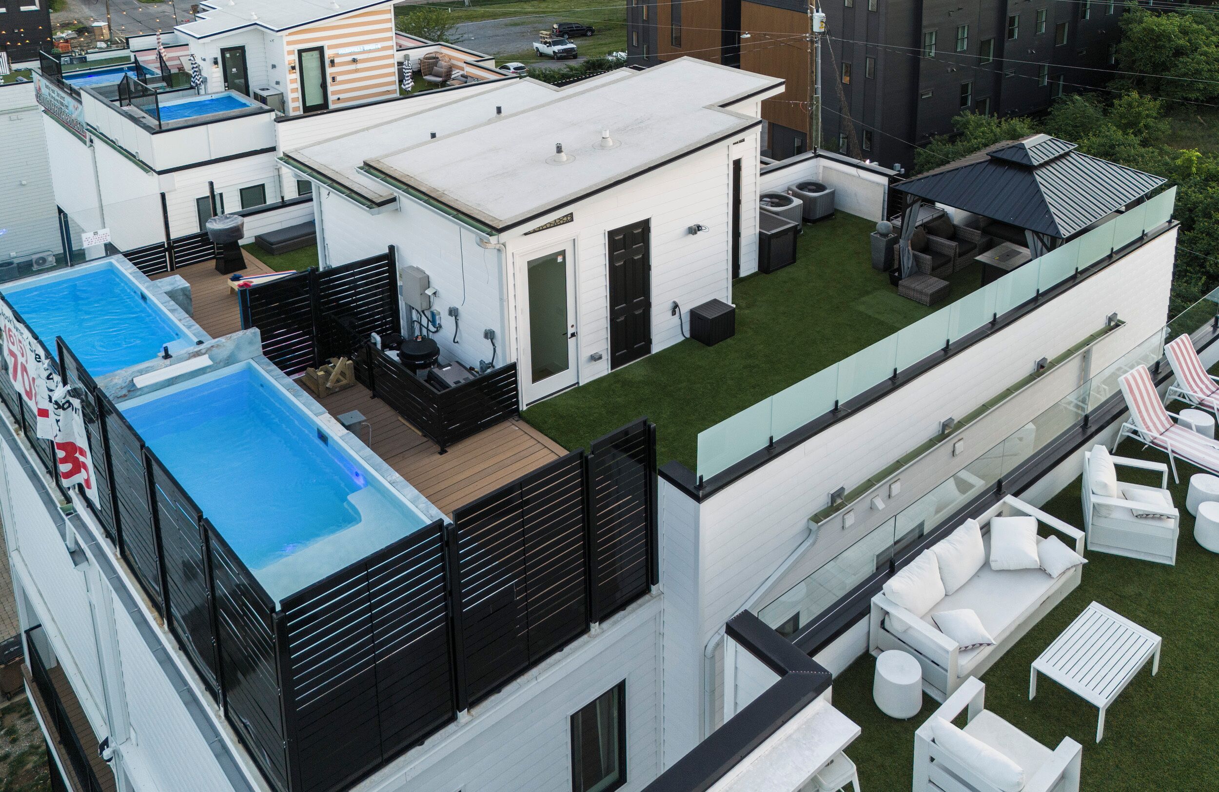 Outdoor pool, free pool cabanas, pool loungers