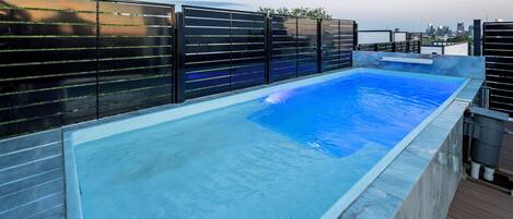 Piscina all'aperto, cabine incluse nel prezzo, lettini