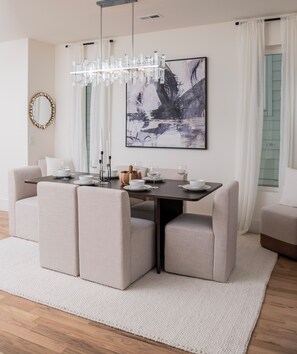 Luxus-Stadtwohnung, eigener Pool, Stadtblick | Esszimmer