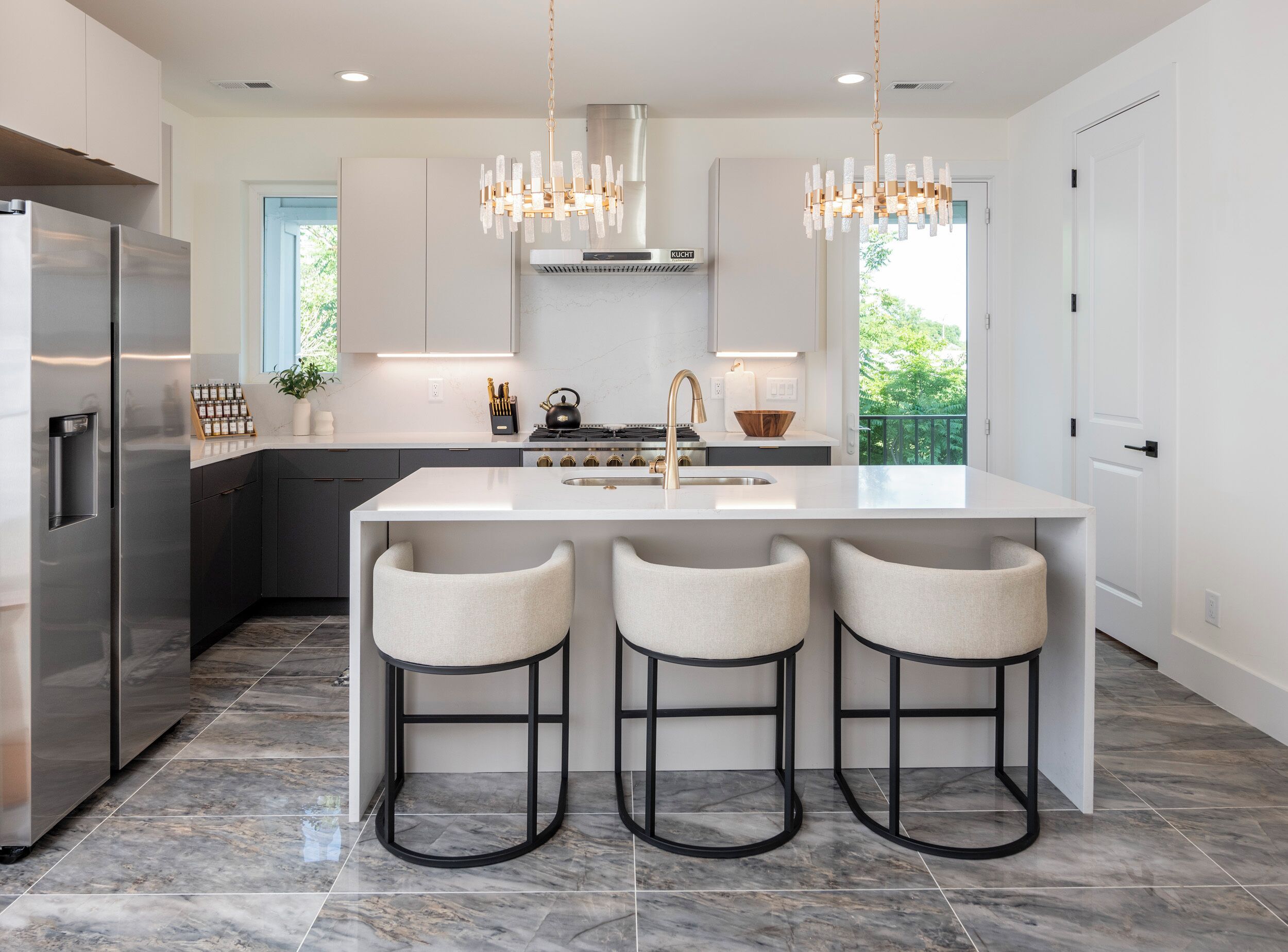 Maison mitoyenne Luxe, piscine privée, vue ville | Cuisine privée | Grand réfrigérateur, micro-ondes, four, plaque de cuisson