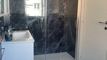 Dusche, Haartrockner, Bidet, Handtücher