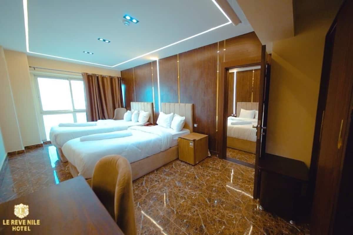 خزنة داخل الغرفة وتجهيزات عازلة للصوت وواي فاي مجانًا