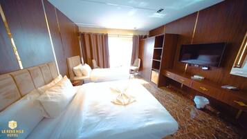 Deluxe driepersoonskamer, uitzicht op de stad | Een kluis op de kamer, geluiddichte muren, gratis wifi, rolstoeltoegang