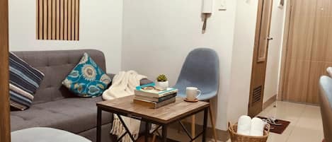 Double Room, City View | Living area