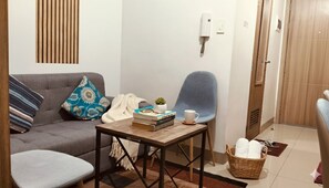 Double Room, City View | Living area