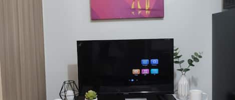 Double Room, City View | In-room dining