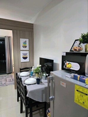In-room dining - Shore 2 Residences Apartments (Pasay)