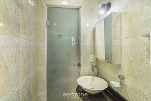 A bathroom with a glass door, a sink, and a mirror. - Casa 4Q em Condomínio c\/ Piscina NAT0202 (Cabo Frio)