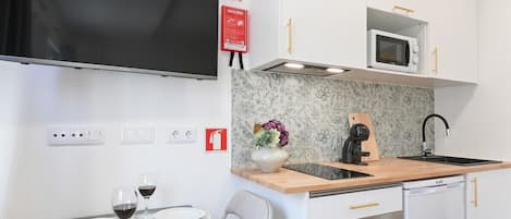 Kühlschrank, Mikrowelle, Ofen, Herdplatte