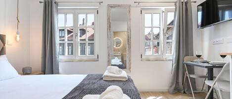 1 bedroom, iron/ironing board, internet, bed sheets