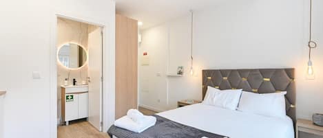 1 habitación, tabla de planchar con plancha, internet y ropa de cama