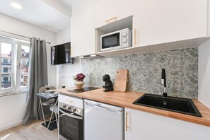 Fridge, microwave, oven, stovetop - Largo da Praça Boutique B by Sé Apartments (Braga)