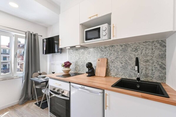 Fridge, microwave, oven, stovetop