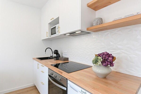 Fridge, microwave, oven, stovetop