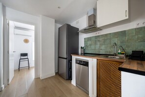 Fridge, microwave, dishwasher, coffee/tea maker