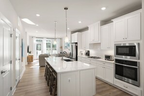 Private kitchen - New 5BR/4.5 Bath Luxury Villa, Lewes. 9 Min. to the Beach! Longer stays welcomed (Lewes)