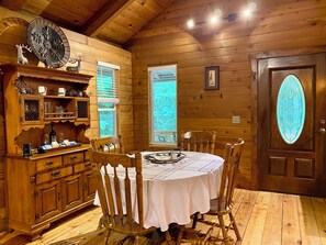Dining - Private Cozy Cabin Hike Mt Rainier, Ski Crystal Mt (Enumclaw)
