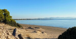 Chaises longues, serviettes de plage