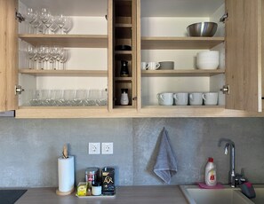 Fridge, oven, coffee/tea maker, electric kettle