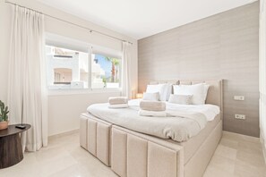 2 bedrooms, iron/ironing board, travel crib, free WiFi - Amazing Sea Views Benahavis, Pool & Gym (Benahavís)