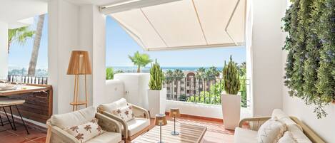 Una Smart TV, una biblioteca de música, un reproductor estéreo