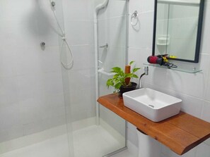 Comfort Suite, Sea View | Bathroom | Shower, free toiletries, towels, soap