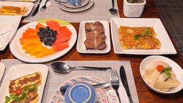 Desayuno con opciones de la cocina local incluido todos los días