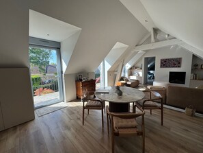 Smart-tv, eldstad, ett bordtennisbord och böcker