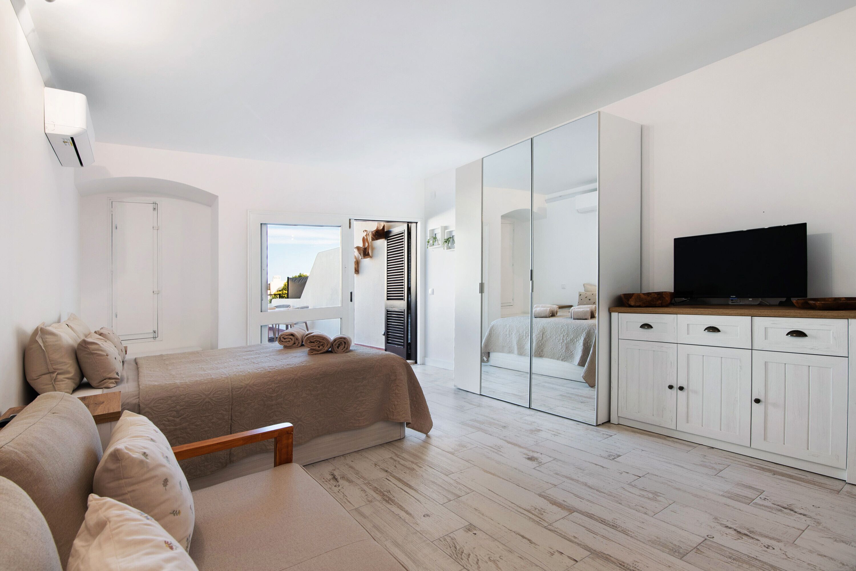 Iron/ironing board, WiFi, bed sheets, wheelchair access