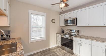 NAUTICAL NOOK - Terrific 2-bedroom apartment with AC in charming Crosby